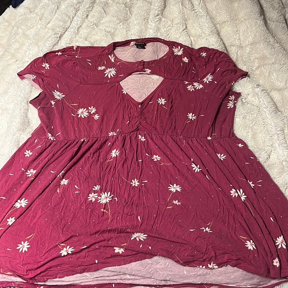 Torrid key hole shirt size 4
